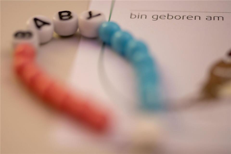 Vor allem bei Geburten in kleineren Kliniken auf dem Land soll der neue Notdienst helfen. (Symbolbild)Stefan Puchner/dpa