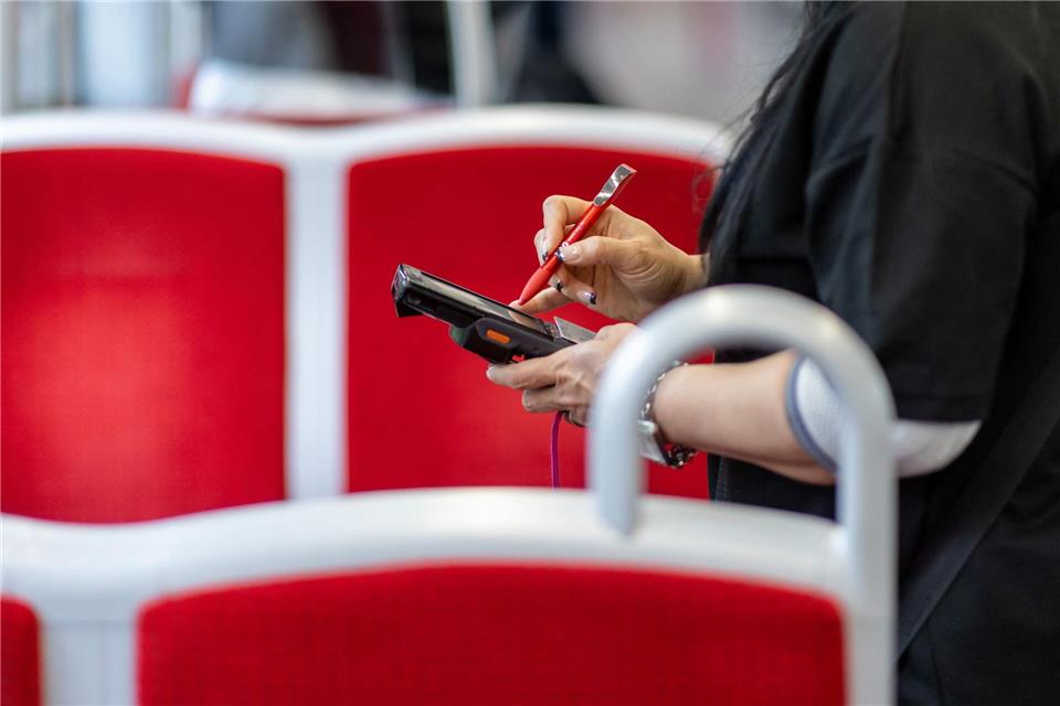 Vor allem bei Ticketkontrollen kommt es häufig zu Konflikten und Angriffen. (Symbolbild)Daniel Karmann/dpa/dpa-tmn