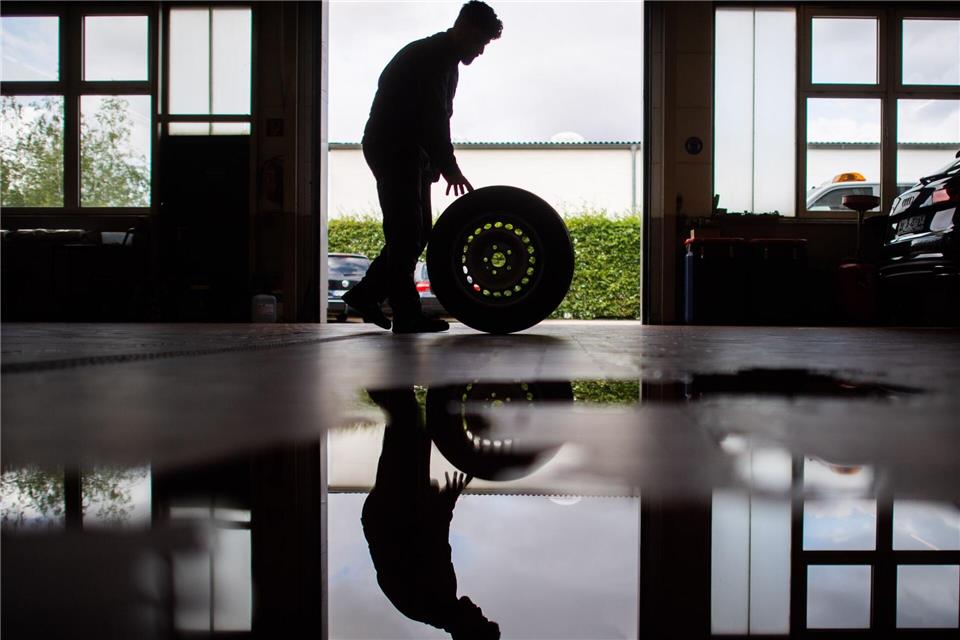 Vor allem bei der Reparatur von Autos gibt es besonders viele An- und Abmeldungen. (Symbolbild)Julian Stratenschulte/dpa