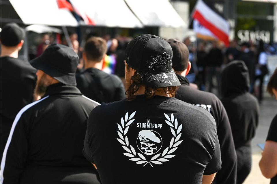 Vor allem bei jungen Menschen beobachtet der Verfassungsschutz einen Zulauf zu rechtsextremistischen Gruppen. (Symbolbild) Heiko Rebsch/dpa