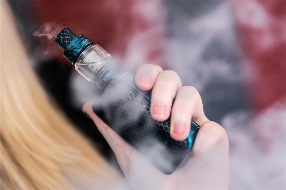 Vor allem bei jungen Menschen sind Vapes beliebt. (Symbolbild)Silas Stein/dpa