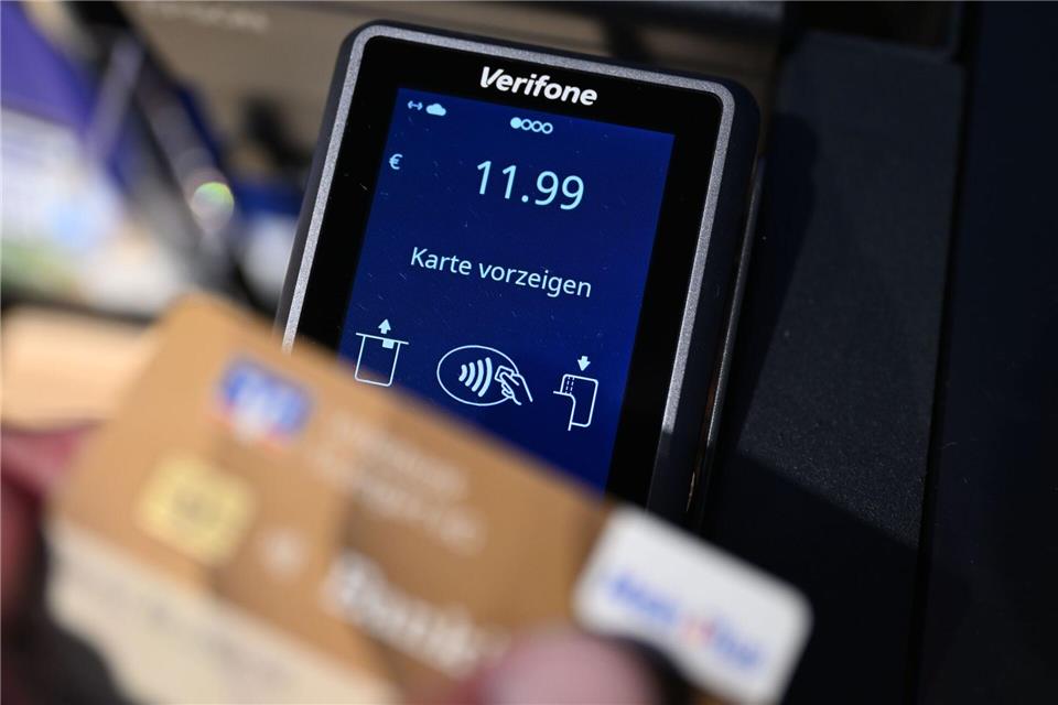 Vor allem das kontaktlose Bezahlen ist beliebt. (Symbolbild)Bernd Weißbrod/dpa