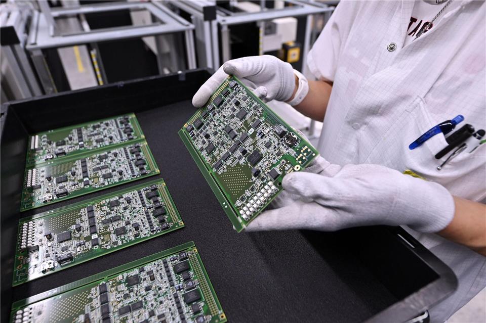 Vor allem der Absatz von Unternehmen, die elektrische Ausrüstungen produzieren, stieg kräftig. (Symbolbild) Martin Schutt/dpa