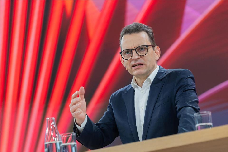 Vor allem der Betrieb von Verteilnetzen hat dem Energiekonzern Eon 2025 wieder satte Gewinne beschert. Rolf Vennenbernd/dpa