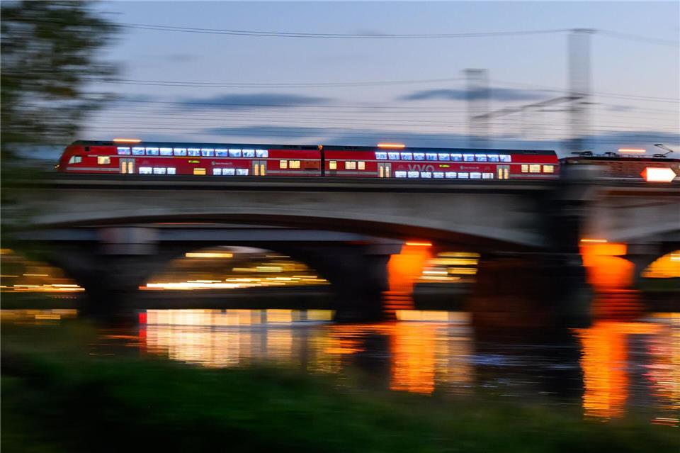 Vor allem der Verkehr zwischen Leipzig und Dresden ist von der Baustelle in Riesa betroffen. (Symbolbild)Robert Michael/dpa