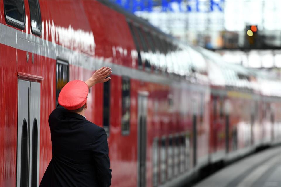 Vor allem im Nahverkehr erleben Mitarbeiter der Deutschen Bahn oft Aggression. (Archivbild)Soeren Stache/dpa