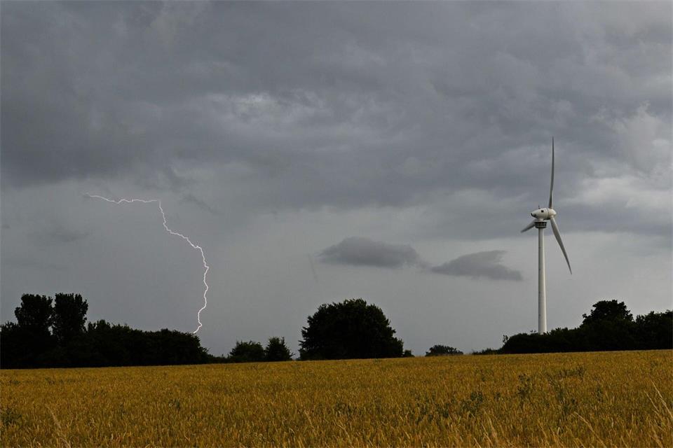 Vor allem im Norden Niedersachsens kann es am Sonntag gewittern. (Symbolbild)Julian Stratenschulte/dpa