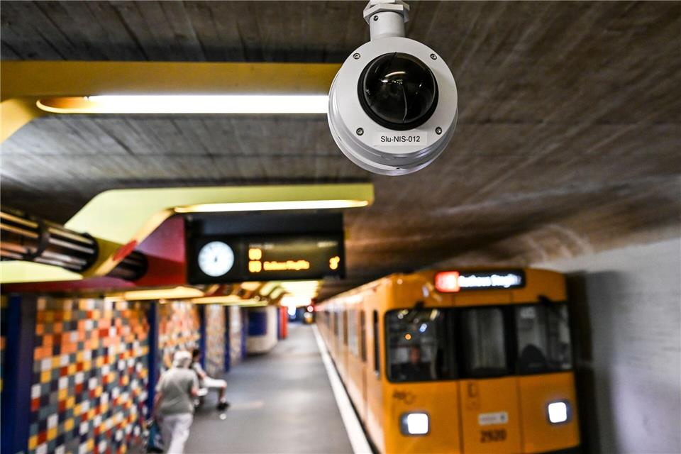Vor allem im U-Bahnhof Schloßstraße hat die BVG die Videoüberwachung ausgebaut. (Archivbild)Jens Kalaene/dpa