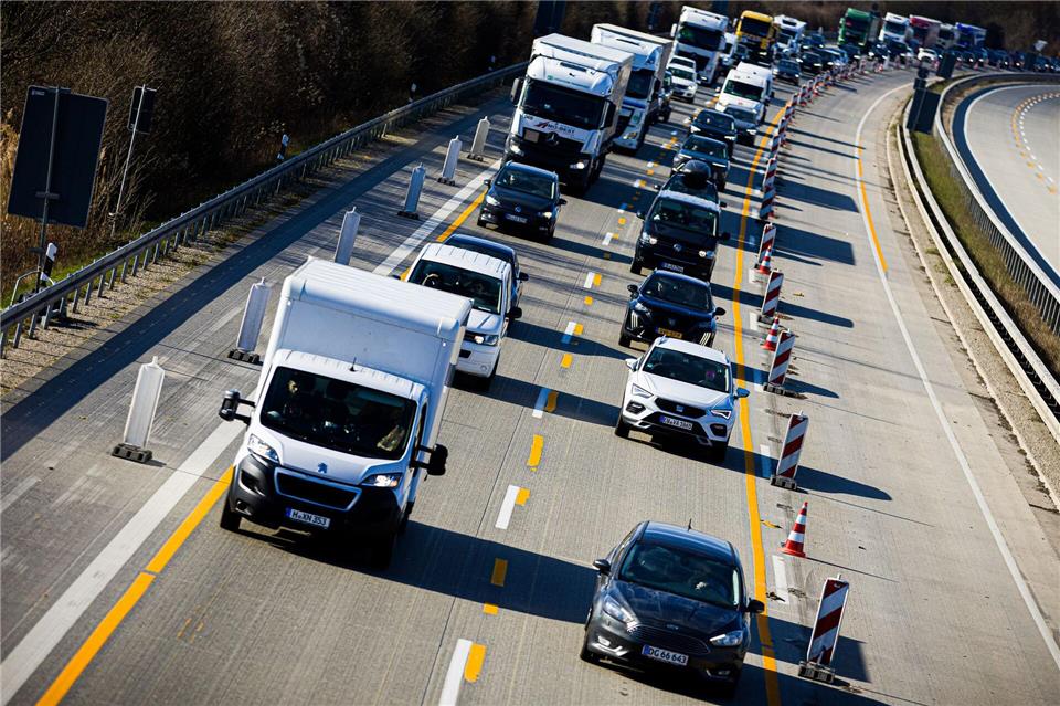 Vor allem in Baustellenbereichen kann es zum Ende der Osterferien in Niedersachsen und Bremen zu Staus kommen. (Symbolbild)Moritz Frankenberg/dpa