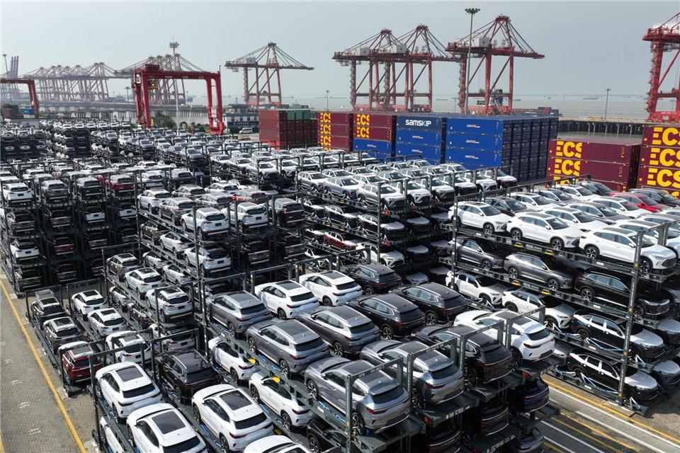 Vor allem in China haben die Autobauer mit Rückgängen zu kämpfen. (Archivbild)XinHua/dpa