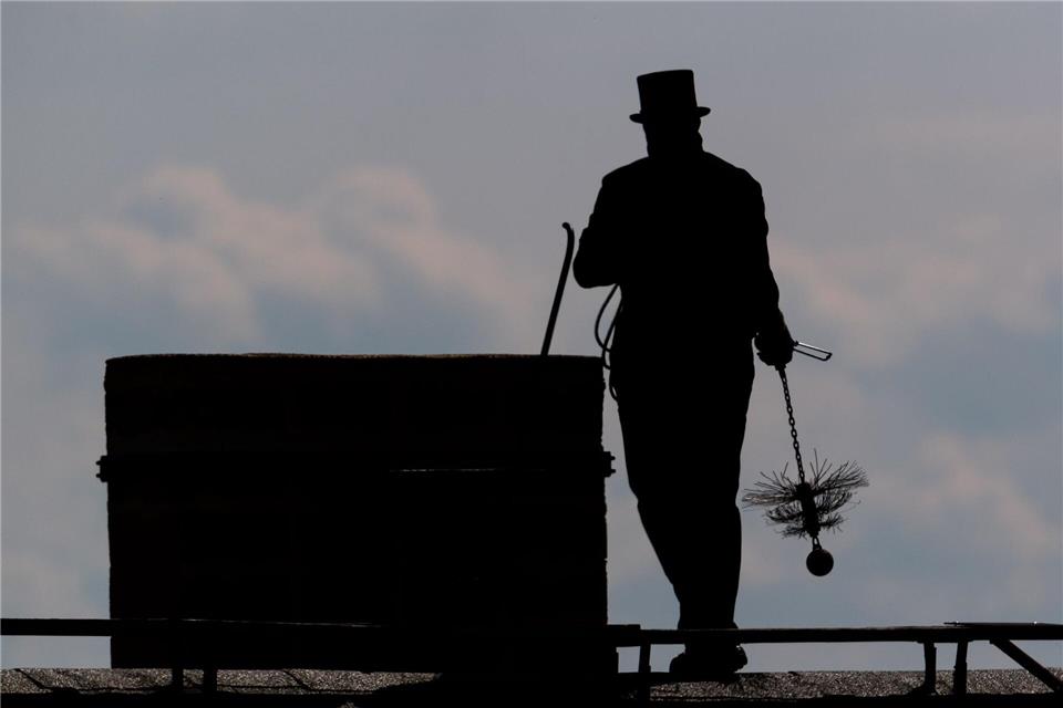 Vor allem in Ostthüringen sind derzeit viele Kehrbezirke unbesetzt. (Symbolbild)Robert Michael/dpa-Zentralbild/ZB