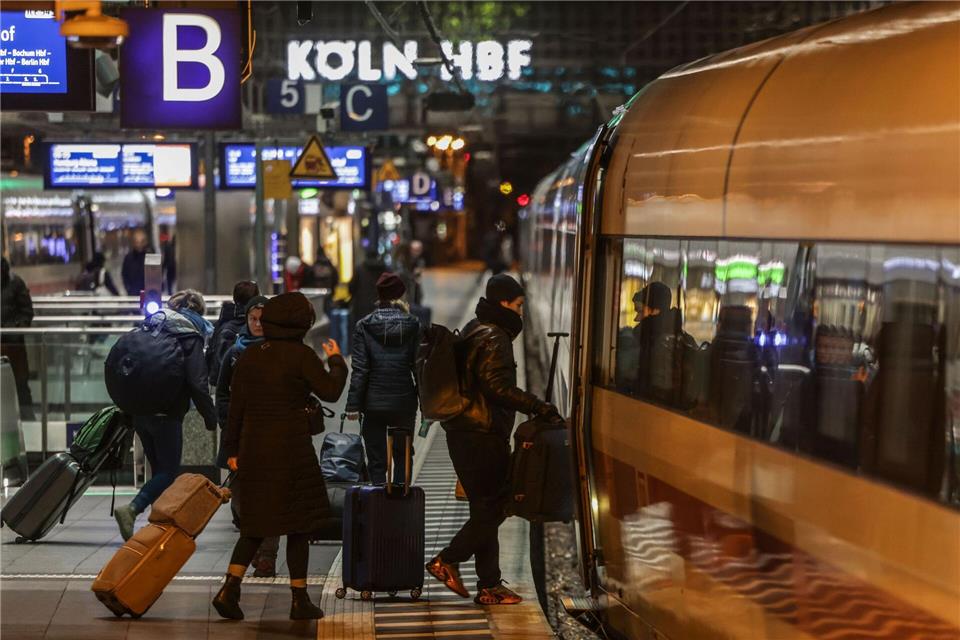 Vor allem in den Abendstunden will die Bahn zwischen Großstädten mehr Züge einsetzen. (Archivbild)Oliver Berg/dpa