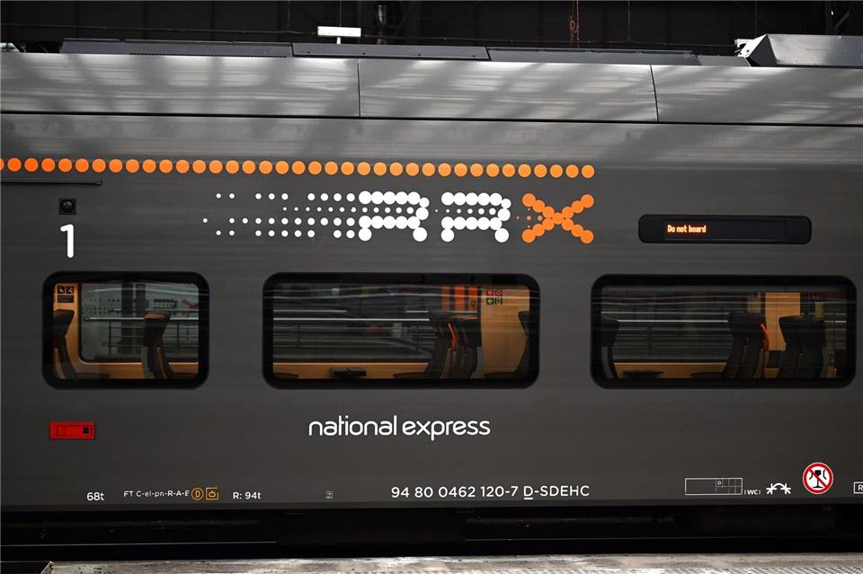 Vor allem in den Ballungsräumen sind Regionalexpress-Linien wie der Rhein-Ruhr-Express (RRX) regelmäßig verspätet. (Archivbild)Federico Gambarini/dpa