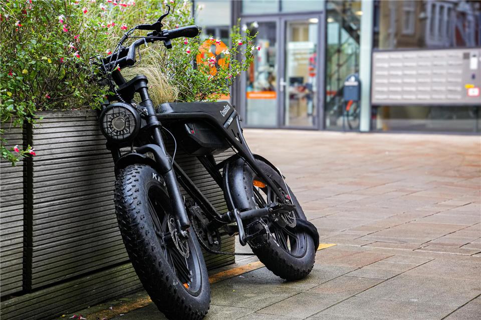 Vor allem in den Niederlanden, wie hier am Bahnhof in Enschede, sind Fatbikes vermehrt zu sehen. Doch der Trend aus dem Nachbarland scheint sich jetzt auch auf den Kreis Borken auszubreiten.