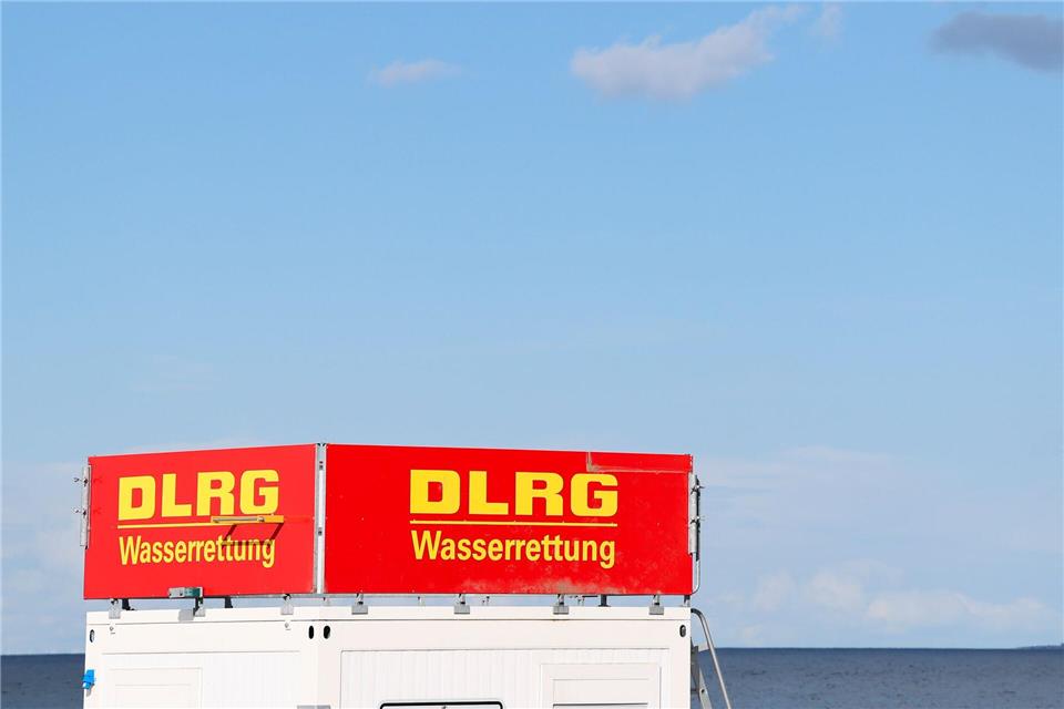 Vor allem in der Vor- und Nebensaison werden noch Rettungsschwimmerinnen und -schwimmer gesucht.Frank Molter/dpa