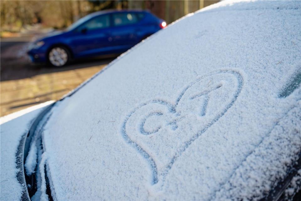 Vor allem in der Westhälfte Deutschlands kommt am Sonntag Schnee zu.Uwe Anspach/dpa