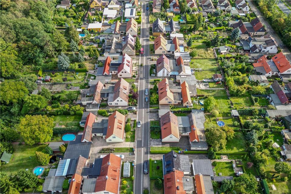 Vor allem in ländlichen Gebieten wohnen viele Sachsen-Anhalter im Eigenheim. (Archivbild)Jan Woitas/dpa