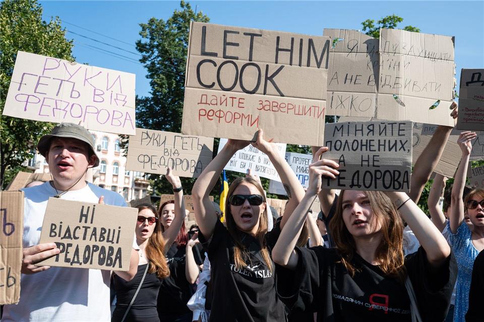 Vor allem junge Leute protestierten in Kiew und anderen Städten gegen die Entlassung des als Reformers geltenden Verteidigungsministers Mychajlo Fedorow. Danylo Antoniuk/AP/dpa