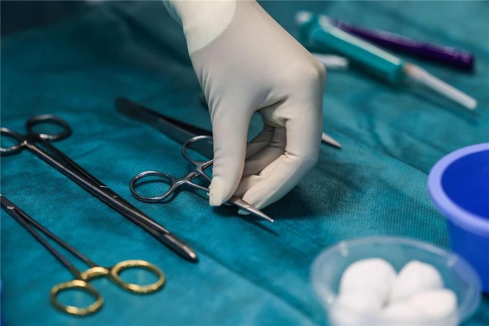 Vor allem komplizierte Operationen dürfen nur noch von wenigen Krankenhäusern angeboten werden, die dafür dann aber viel Routine bei den Eingriffen haben. (Archivbild)Oliver Berg/dpa