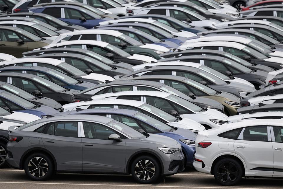 Vor allem neue Elektroautos werden derzeit viel verkauft - Grund dürfte eine Prämie des Bundes sein. (Symbolbild)Hendrik Schmidt/dpa