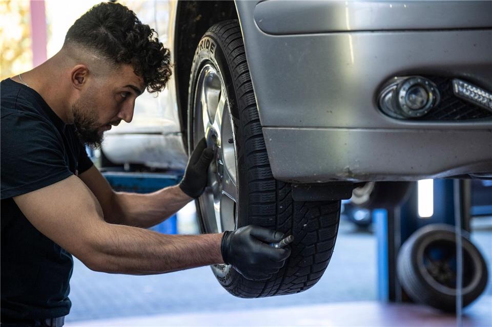 Vor allem rund um die Reparatur von Autos wurden in Berlin und Brandenburg im ersten Halbjahr viele Gewerbe an- und abgemeldet. (Symbolbild)Hannes P Albert/dpa