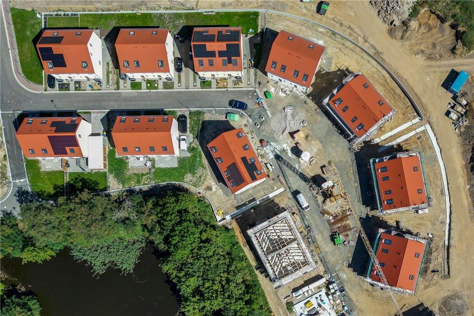 Vor allem wegen der niedrigeren Preise fürs Wohnen ist die Kaufkraft in den Landkreisen meist höher als in den Städten. (Archivbild)Jan Woitas/dpa