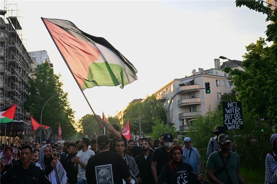 Vor dem 1. Mai in Berlin veröffentlichen die Veranstalter der großen Demonstration Videos mit aggressiven Aufrufen. (Archivbild)Sebastian Christoph Gollnow/dpa