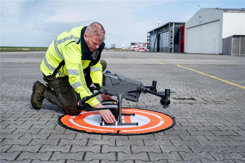 Vor dem Abflug macht Ingo Hellmann die Transportdrohne startklar. Hauke-Christian Dittrich/dpa
