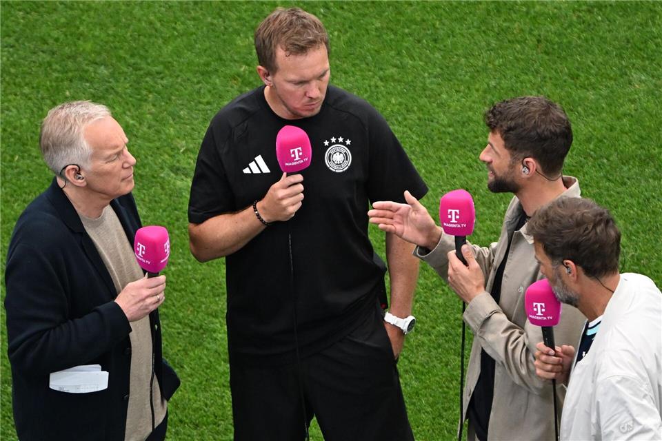 Vor dem Abpfiff war der Bundestrainer im schwarzen Adidas-T-Shirt zu sehen. Federico Gambarini/dpa