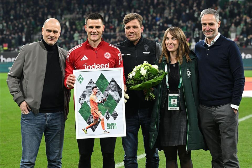 Vor dem Abpfiff wurde Werders-Ex-Torwart Michael Zetterer (2.v.l) verabschiedet.dpa