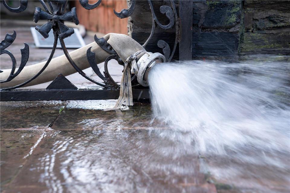 Vor dem Abpumpen des Kellers gibt es einige Dinge zu beachten.Florian Schuh/dpa-tmn