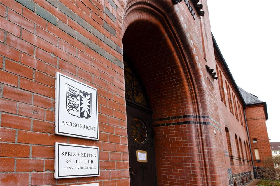 Vor dem Amtsgericht Neumünster findet der neue Prozess gegen den vorverurteilten Tierarzt statt. (Archivbild)Frank Molter/dpa