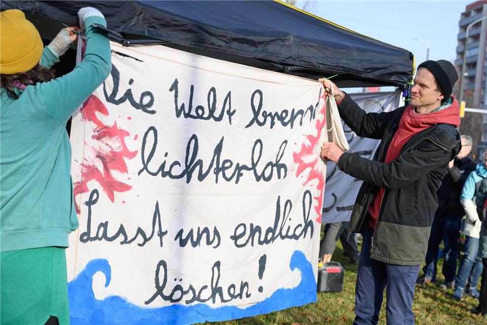 Vor dem Amtsgericht in Cottbus protestierten rund 20 Aktivisten.Patrick Pleul/dpa