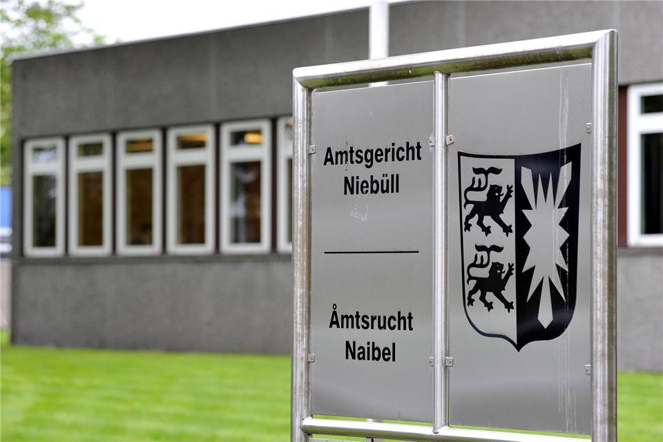 Mann fährt im Auto zu Prozess wegen Fahrt ohne Führerschein Vor dem Amtsgericht wurde ein Mann auf frischer Tat beim Fahren ohne Führerschein erwischt. (Symbolfoto)picture alliance / dpa