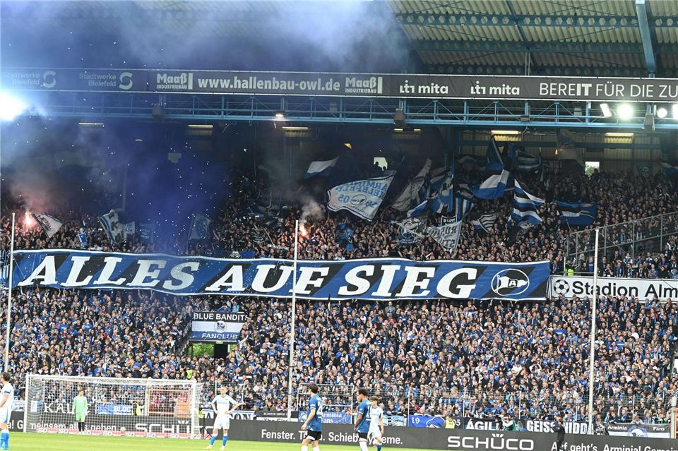 Vor dem Anpfiff beschwören Bielefelds Fans einen Erfolg.Carmen Jaspersen/dpa