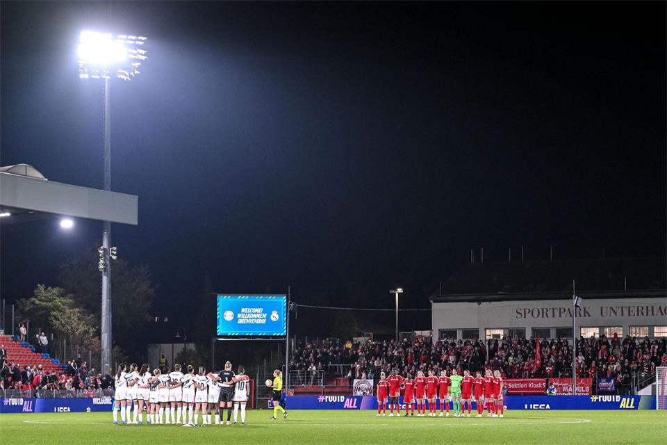 Vor dem Anpfiff gibt es eine Schweigeminute wegen des Zugunglücks in Spanien.Harry Langer/dpa