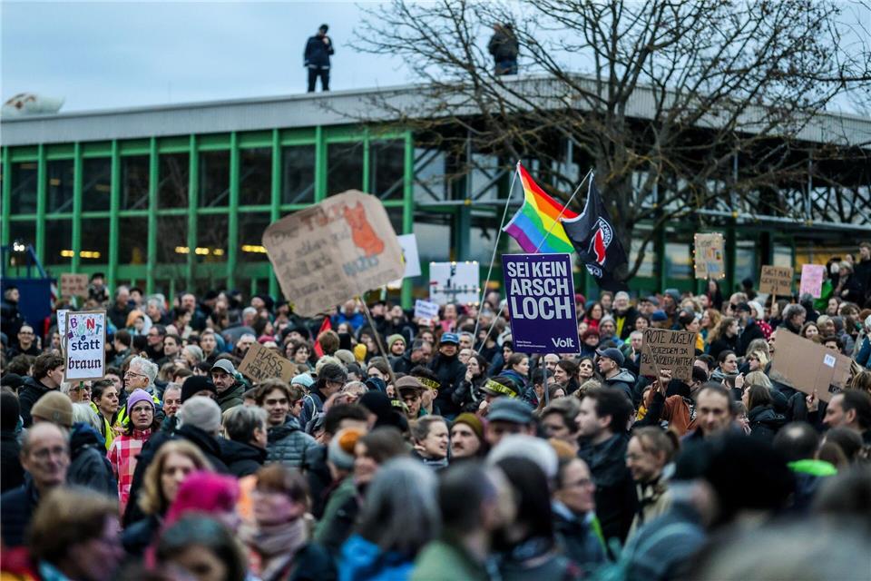 Vor dem Auftritt des Thüringer AfD-Landeschefs Höcke zogen Hunderte Menschen vor die Veranstaltungshalle. Christoph Schmidt/dpa
