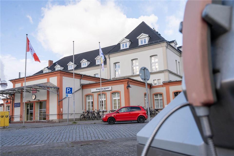 Vor dem Bahnhof aufgehängte Regenbogenfahnen waren in der Vergangenheit wiederholt gestohlen und teils durch Hakenkreuz- oder andere NS-Fahnen ersetzt worden.Stefan Sauer/dpa