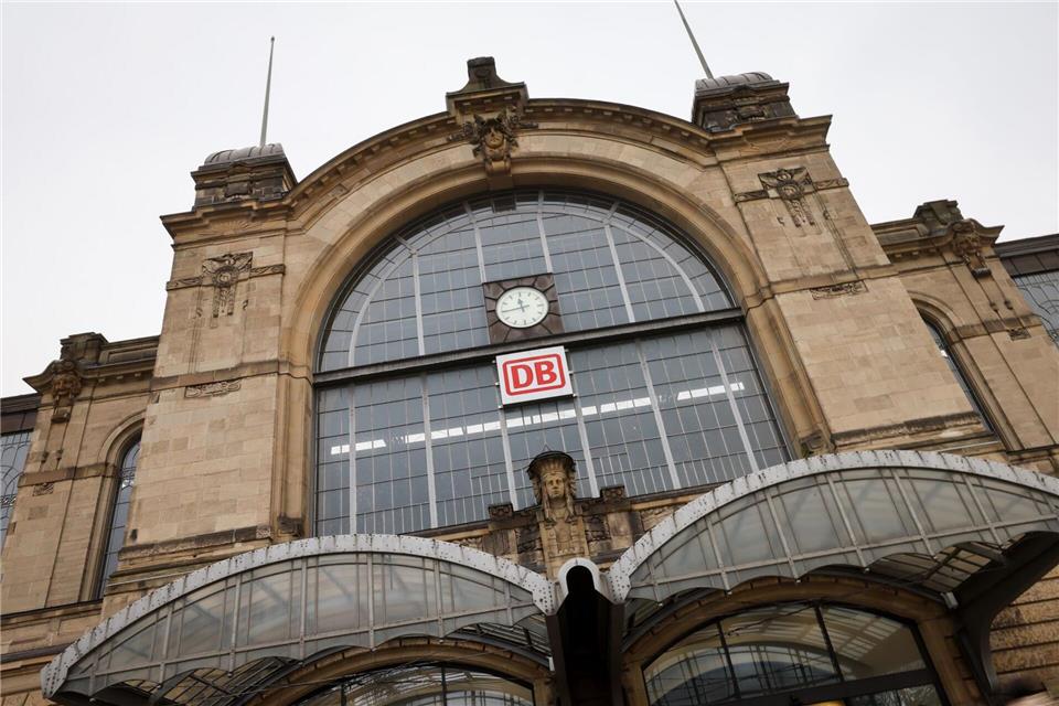 Vor dem Bahnhof ist es zu einem Unfall mit einem Linienbus gekommen. (Symbolbild)Christian Charisius/dpa