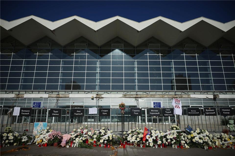 Zehntausende gedenken in Novi Sad der Tragödie mit 16 Toten Vor dem Bahnhof, wo sich die Tragödie ereignete, legten Bürger und Studierende Kränze und Blumen für die 16 Opfer nieder. Armin Durgut/AP/dpa