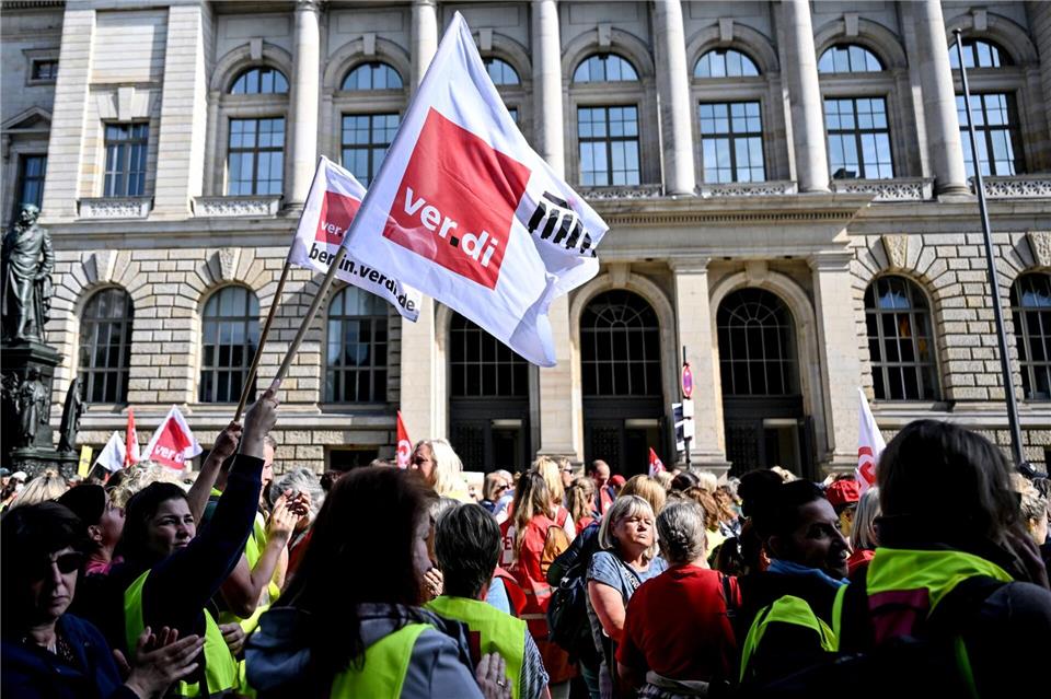 Vor dem Berliner Abgeordnetenhaus hielten Gewerkschaften schon häufiger Kundgebungen ab. (Archivbild) Britta Pedersen/dpa
