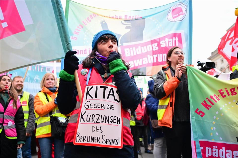 Vor dem Berliner Abgeordnetenhaus war lauter Protest gegen Haushaltskürzungen zu hören. Sebastian Christoph Gollnow/dpa
