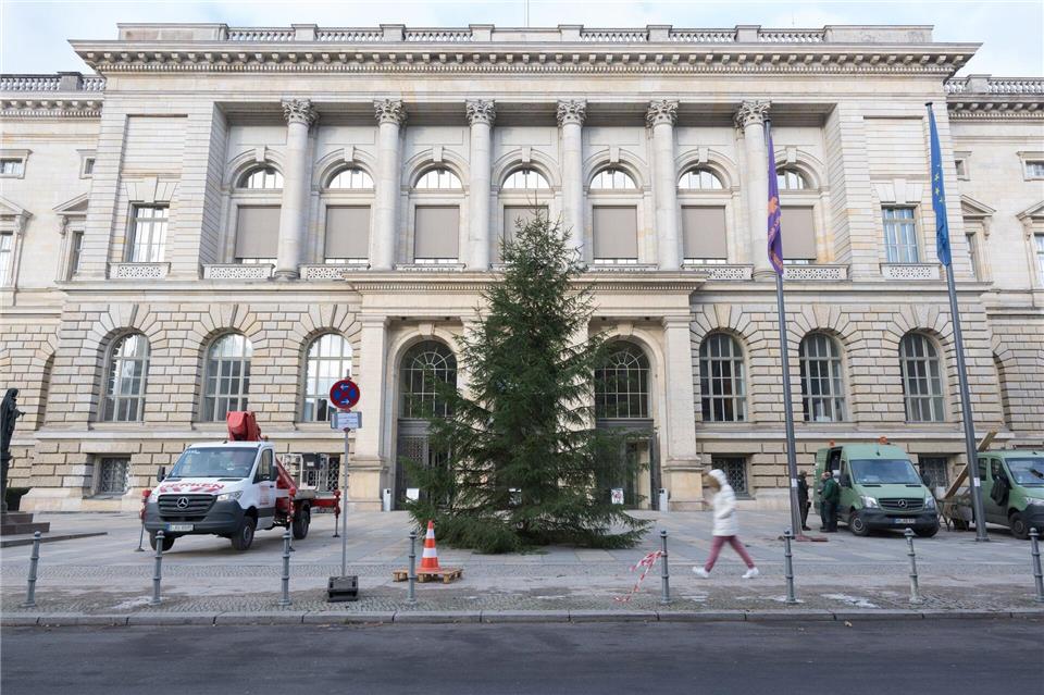 Vor dem Berliner Abgeordnetenhaus wird jedes Jahr ein Weihnachtsbaum aufgestellt und festlich geschmückt. In diesem Jahr soll er am Donnerstag in festlichem Glanz erstrahlen.  Sebastian Christoph Gollnow/dpa
