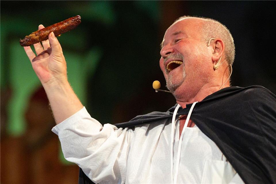 Vor dem Boxkampf um die älteste Bratwurstküche ein bisschen nachgestellte Geschichte: Probst Johann von Siebeleben soll 1404 erstmals eine Bratwurst erwähnt haben. Bernd Plachter spielte ihn nun. Michael Reichel/dpa