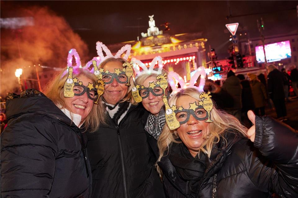 Vor dem Brandenburger Tor in Berlin steigt Deutschlands größte Silvesterparty.Joerg Carstensen/dpa