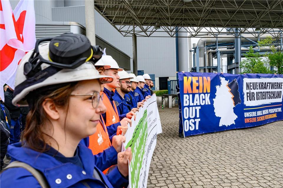 Vor dem Braunkohlekraftwerk Schwarz Pumpe versammeln sich Auszubildende für eine Protestkundgebung. Patrick Pleul/dpa