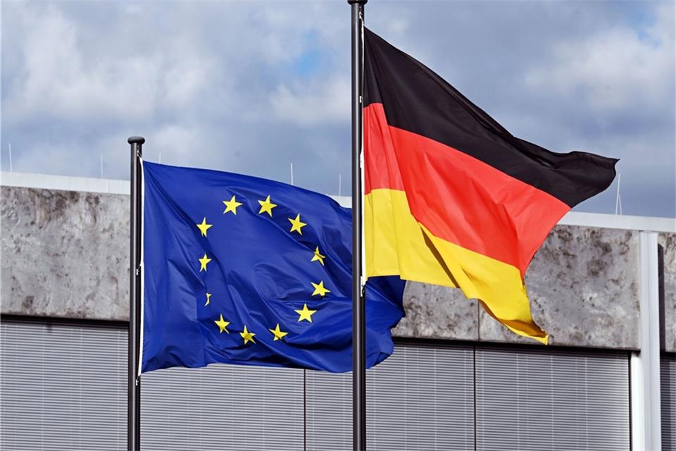 Vor dem Bundesverfassungsgericht in Karlsruhe wehen die Europa- und die Deutschlandflagge.