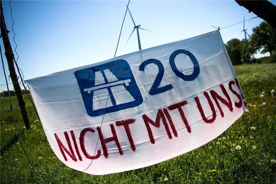 Vor dem Bundesverwaltungsgericht wird eine neue Klage gegen den Bau der Küstenautobahn A20 verhandelt. (Archivbild)Sina Schuldt/dpa