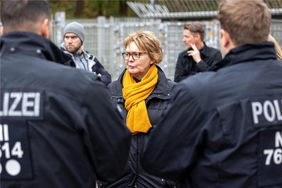 Vor dem Derby zwischen Hannover 96 und Eintracht Braunschweig richtet Innenministerin Daniela Behrens den Blick auf Sicherheit im Stadion. (Archivbild)Moritz Frankenberg/dpa