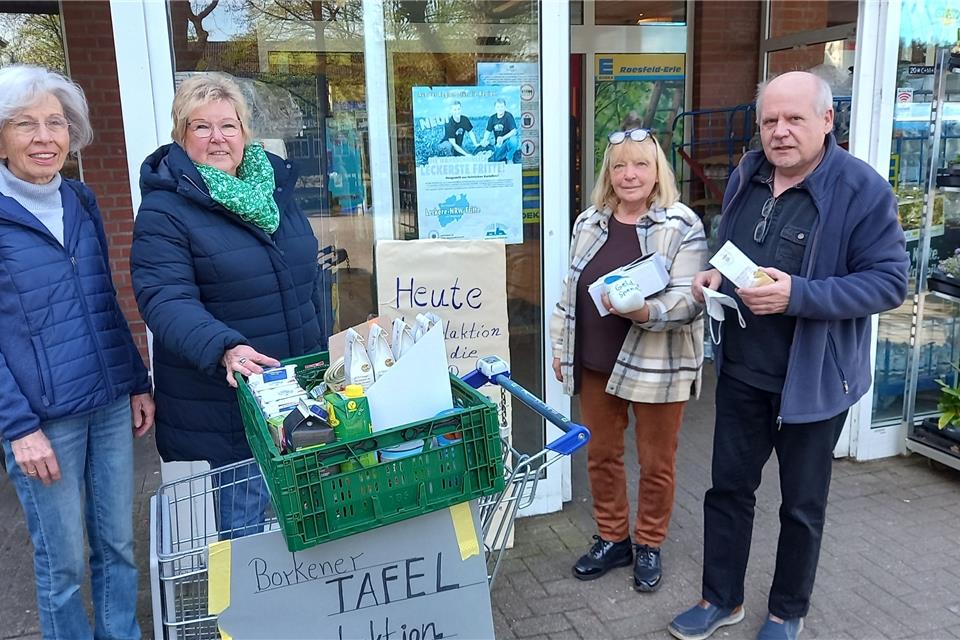 Vor dem Edeka-Markt Beyer hat der Initiativkreis mit Waldtraud Buning (2. v. r.) um Lebensmittel und Geldspenden für die Borkener Tafel gebeten. Mit der Resonanz sind die Organisatorinnen zufrieden.